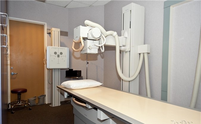 On-site digital X-ray suite for same-visit orthopedic imaging.